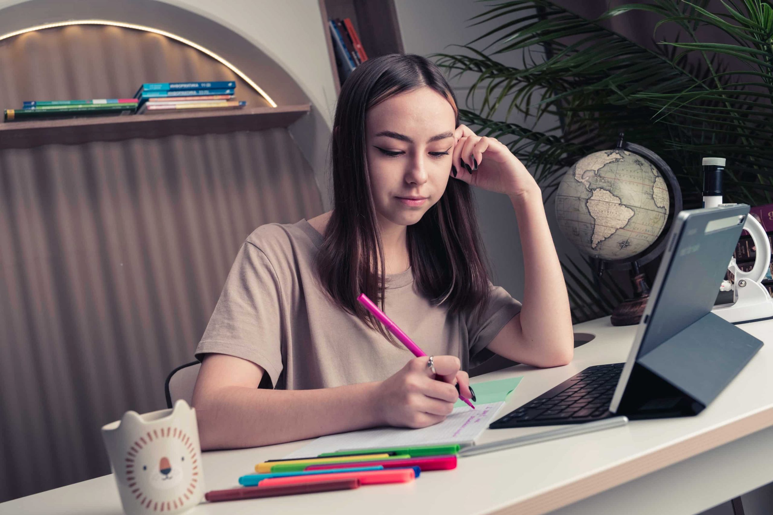 Школьник пользуется планшетом EdPad